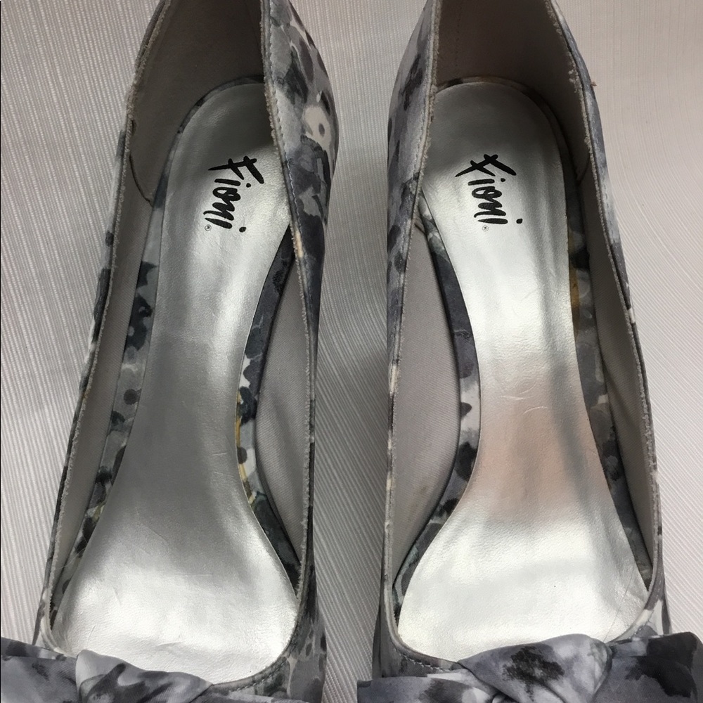 Fiona Lovey Peep Toe Heels - Picture 3 of 8